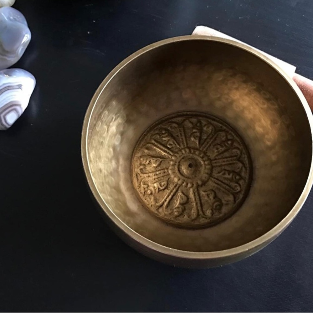 BRAND NEW HANDCRAFTED TIBETAN SINGING BOWL SPIRITUALITY SELF CARE MEDIATION NWT - Picture 2 of 5